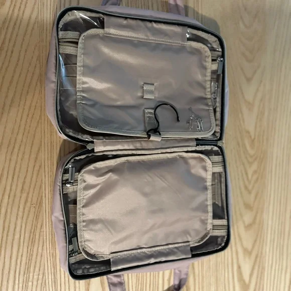 NWOT. Bag Smart Travel Makeup Case. - Picture 4 of 6